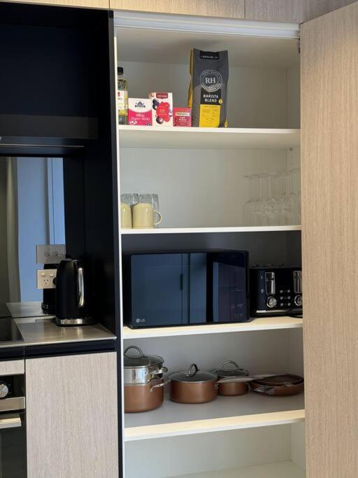 Ferienwohnung Black-Luxe Living In The Heart Of City Christchurch Exterior foto